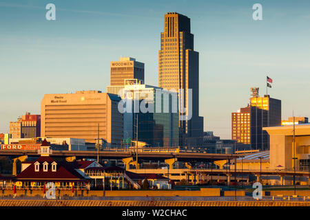 USA, Nebraska, Omaha, Skyline von der Missouri River Stockfoto