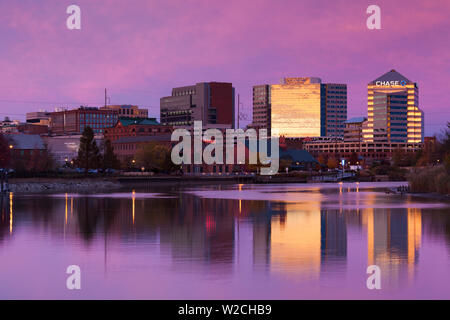 USA, Delaware, Wilmington, Skyline am Fluss Christina, Dämmerung Stockfoto