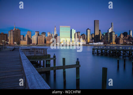 Chrysler & UN-Gebäude und Midtown Manhattan Skyline von Queens, New York City, New York, USA Stockfoto