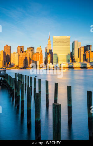 Chrysler & UN-Gebäude und Midtown Manhattan Skyline von Queens, New York City, New York, USA Stockfoto