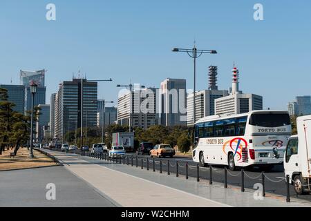 Dichten Verkehr vor der Wolkenkratzer, Downtown Toyko, Chiyoda-ku, Tokyo, Japan Stockfoto