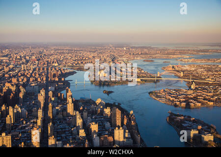 East River nach Norden in die Bronx, Manhattan, New York City, New York, USA Stockfoto