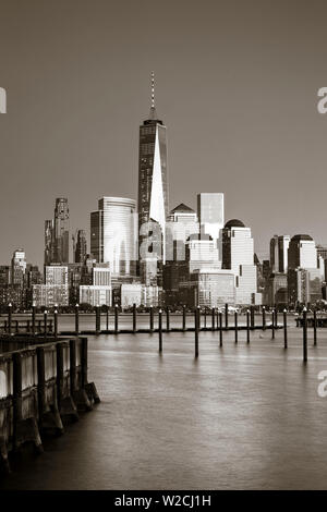 USA, New York, New York City, Lower Manhattan Skyline von Newport Beach Stockfoto