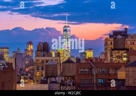 USA, New York, Freedom Tower über die Dächer und Wassertanks Stockfoto