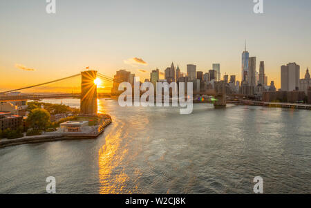 USA, New York, Skyline von Lower Manhattan und Brooklyn Bridge über den East River bei Sonnenuntergang Stockfoto