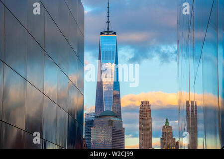 USA, New Jersey, Jersey City, Liberty State Park, leeren Himmel Memorial nach New Jerseyans bei 911 Anschlägen auf das World Trade Centre, dem World Trade Center im Hintergrund verloren Stockfoto