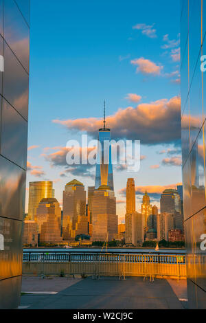 USA, New Jersey, Jersey City, Liberty State Park, leeren Himmel Memorial nach New Jerseyans bei 911 Anschlägen auf das World Trade Centre, dem World Trade Center im Hintergrund verloren Stockfoto