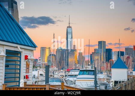 USA, New Jersey, Jersey City, Paulus Hook, Morris Canal Basin, Freiheit Landing Marina. New York, Manhattan, Lower Manhattan und das World Trade Center, der Freedom Tower über Stockfoto