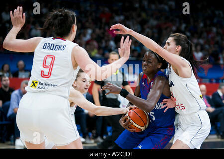 Temi Fagbenle der GBR in Aktion gegen Aleksandra Crvendakic der SRB, Jelena Bäche der SRB und Dragana Stankovic von SRB Stockfoto