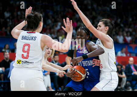 Temi Fagbenle der GBR in Aktion gegen Aleksandra Crvendakic der SRB, Jelena Bäche der SRB und Dragana Stankovic von SRB Stockfoto