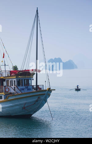Vietnam, Halong Bay, Bootsverkehr Stockfoto