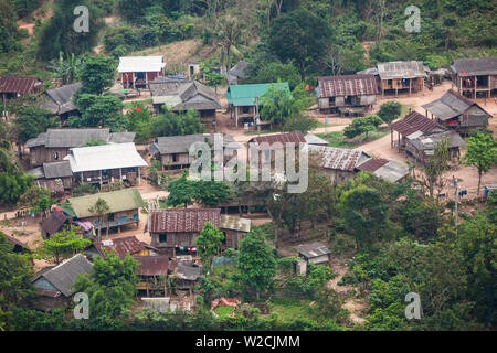 Vietnam, DMZ, Provinz Quang Tri, Cua Tal, Erhöhte Ansicht der indigenen Montagnard Menschen Dorf Stockfoto
