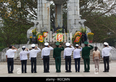 Vietnam, DMZ-Bereich, Provinz Quang Tri, Truong Son National Military Cemetery, Offiziere, die zu Ehren der Toten Stockfoto