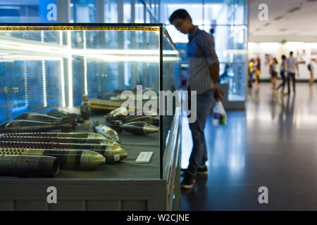 Vietnam, Ho-Chi-Minh-Stadt, War Remnants Museum, Interieur Galerie von Waffen verwendet, während Vietnam Krieg Stockfoto