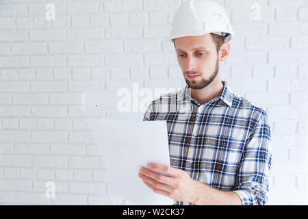 Bau Sanierung Ingenieur Lesen von Dokumenten Stockfoto