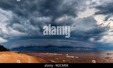 Dramatische Sturmwolken über Meer Stockfoto