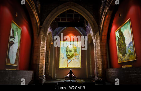 Eine Frau Blick Van Gogh: Die immersive Erfahrung, welche für die Öffentlichkeit heute und läuft noch bis zum Sonntag, den 5. Januar 2020 an der York St Mary's Church in York öffnet sich. Stockfoto