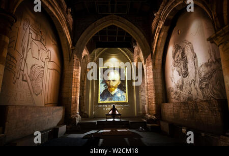 Eine Frau Blick Van Gogh: Die immersive Erfahrung, welche für die Öffentlichkeit heute und läuft noch bis zum Sonntag, den 5. Januar 2020 an der York St Mary's Church in York öffnet sich. Stockfoto