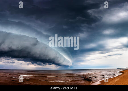 Dramatische Sturmwolken über Meer Stockfoto