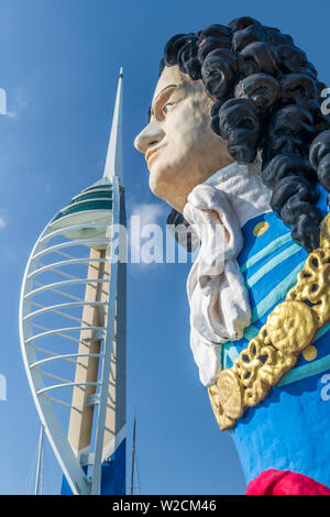 Das Tragen eines Lange perücke, Krawatte, Rüstung und dem Kragen des Ordens "Der Strumpfband', die Galionsfigur der HMS Marlborough auf Gunwharf Quays in Po gefunden werden kann. Stockfoto