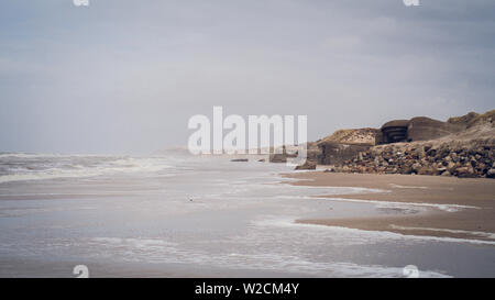 Historische Bunker des 2. Weltkriegs am Strand von Løkken, Norden Dänemark Stockfoto