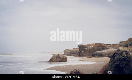 Historische Bunker des 2. Weltkriegs am Strand von Løkken, Norden Dänemark Stockfoto