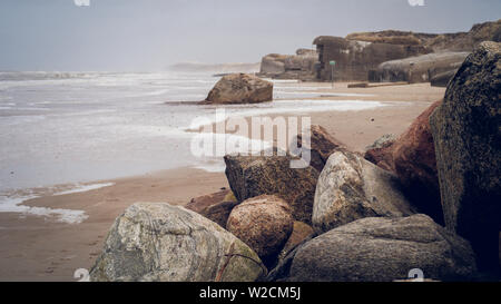 Historische Bunker des 2. Weltkriegs am Strand von Løkken, Norden Dänemark Stockfoto