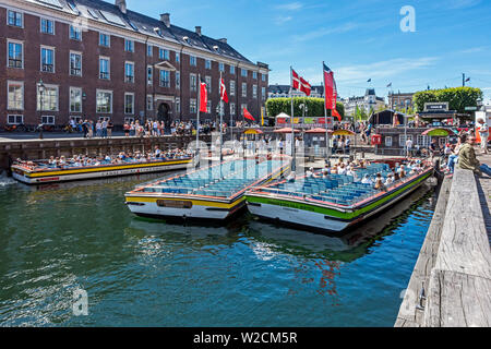 Canal Tours Kanal Boote festgemacht am Kai in Nyhavn Kopenhagen Hafen Kopenhagen Dänemark Europa accpting und Entladen Passagiere Stockfoto