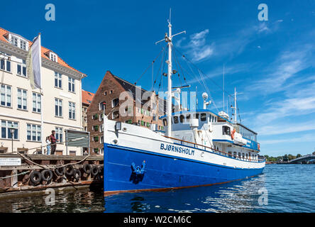 Motor Schiff Bjørnsholm festgemacht am Kai in Nyhavn Kopenhagen Hafen Kopenhagen Dänemark Europa Stockfoto