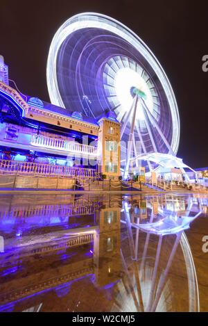 Blur Drehen, Verschieben von Riesenrad mit Beleuchtung an Karneval in der Nacht Stockfoto