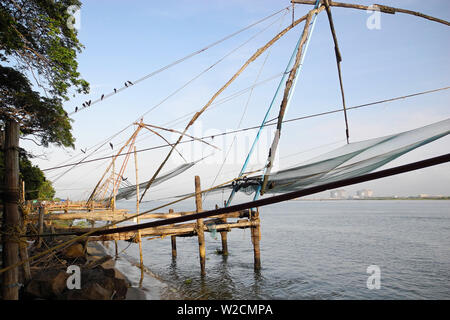 Chinesische Fischernetze in der Stadt Cochin Kerala vor dem Hintergrund der Bucht und des blauen Himmel. Stockfoto