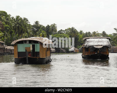 Zwei Hausboote auf backwaters in Kerala Kochi Stockfoto