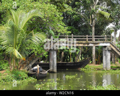 Boote in der Nähe der Ufer und die Brücke zu den Backwaters in Kerala Kochi Stockfoto