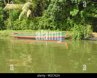 Boot in der Nähe der Ufer auf dem Hintergrund der grüne Bäume in Kerala Kochi Stockfoto