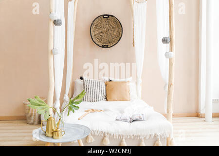 Foto vom Innenraum in weiß und beige Farben im Stil von Boho gemacht Stockfoto