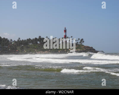 Kovalam Bucht im Arabischen Meer, Indischer Ozean, Kerala, Trivandrum entfernt. Blick auf den Leuchtturm Stockfoto