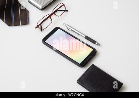 Mobiltelefon mockup mit den Herren Zubehör, Brille, Geldbörse, Stift und Krawatte mit Kopie auf weißen Hintergrund. Ansicht von oben Office Desktop Stockfoto