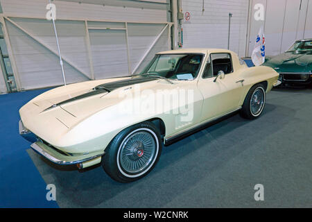 Drei Viertel Vorderansicht eines 1967, 427, Chevrolet Corvette Sting Ray Roadster, die auf der London Classic Car Show 2019 Stockfoto