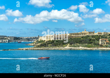 Malta: Die Insel Manoel mit ihrem restaurierten Fort Manoel, das von Valettas St.-Andrew-Bastion aus über den Hafen von Marsamxett gesehen wird. Stockfoto