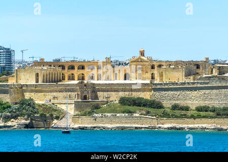 Malta: Die Insel Manoel mit ihrem restaurierten Fort Manoel, das von Valettas St.-Andrew-Bastion aus über den Hafen von Marsamxett gesehen wird. Stockfoto