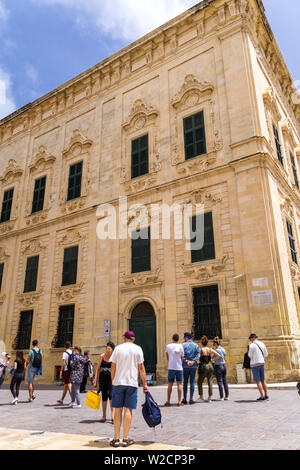 Auberge de Castille et Leon, ursprünglich von Gerolamo Cassar entworfen und 1744 umgebaut. Heute beherbergt das Büro des Premierministers in Valletta, Malta. Stockfoto