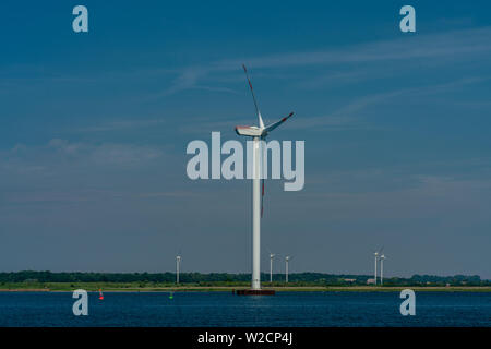 Windpark in der Ostsee Küste an Land und im Wasser Stockfoto