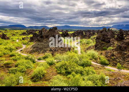 Dimmuborgir lava Felder in der Nähe von Mývatn in Island. Erstaunliche Natur Landschaft, Panoramablick auf beliebte Touristenattraktion - green valley, Felsformationen Stockfoto