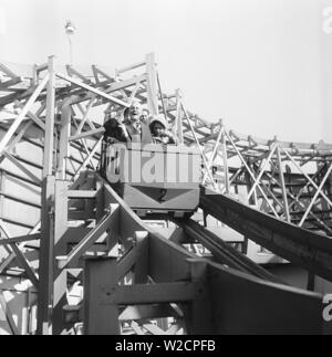 Vergnügungspark in den 1950er Jahren Egal, ob alt oder jung, in der Achterbahn zu fahren, macht Sie glücklich. Ich stellte eine Gruppe älterer Menschen vor, die in der Achterbahn fuhren. Schweden 1950. Kristoffersson Ref. AY57-9 Stockfoto