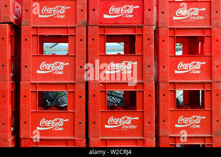 Batumi, Georgien, 2018-11-15: Leere Coca-Cola-Kisten in einem gestapelt. Red Kunststoffkisten mit Logo. Stockfoto