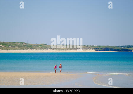 Ältere Paare wandern entlang der Ufer auf godrevy Beach, Cornwall Stockfoto