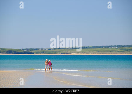 Ältere Paare wandern entlang der Ufer auf godrevy Beach, Cornwall Stockfoto