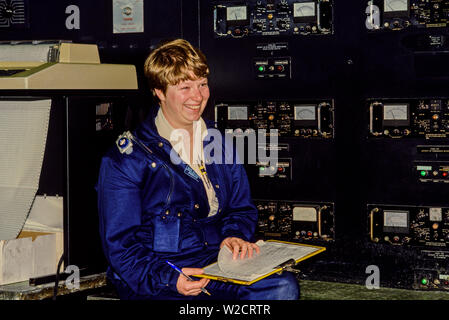 Sellafield, England, UK. Juli 1986. Der Wiederaufbereitungsanlage. Eine Wissenschaftlerin in der Leitwarte. Foto: © Simon Grosset. Archiv: Bild von einem ursprünglichen Transparenz digitalisiert. Stockfoto