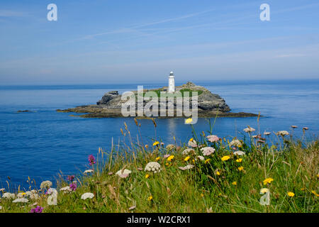 Blick von der South West Coast Path zu Godrevy Leuchtturm an der Küste von Cornwall Stockfoto