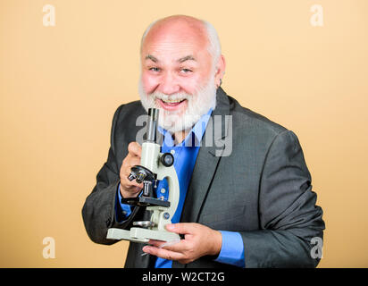 Molekularbiologie PhD Projekte. Biologie erfahrene Dozentin. Professor Dozent. Wissenschaftler der Mikrobiologie. Reifer mann Anzug mit Mikroskop. Promotion und Habilitation die Beschäftigung. Stockfoto